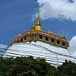 本物の金で作られた仏像があるお寺です。高台にあるお寺には、階段を上っていきます。