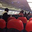 機内の様子です。格安航空とはいっても、座席はそんなに狭くないです。