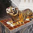 お寺には、動物のモニュメントもたくさんあります。これは虎でしょうか。なんだか可愛い。