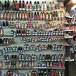 お店の壁一面、ボタンが縫い付けられた靴が並んでいます。