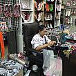 店内では、お店の人がボタン付けの作業をしています。アイディアと工夫溢れる靴屋でした！