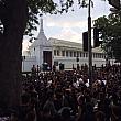 王宮前には、タイの方々が毎日集まっています。