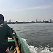 小さなボートでチャオプラヤー川を渡ります。2分くらいです。