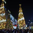 バンコクで一番賑わうクリスマススポット、セントラル・ワールド・プラザ前の広場にやって来ました。ツリーが巨大です！
