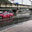 そして、雨の時は、道路に水が溜まるので、車道の近くを歩くときは、水はねに要注意です。