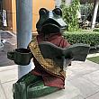 クリスタルデザインセンターは、なぜかカエルの像がたくさんあります。コーヒーを片手に読書をするカエル。