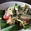 タイのインスタント麺ママーを使ったサラダ、ヤムママーです（95バーツ）。タイ人の友達曰く、小腹が空いた時に大学の売店でよく食べた思い出の味、とのこと。チープな味がたまりません。