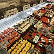 好きな寿司を1貫づつ選べるコーナーも。1貫10バーツか20バーツとお安い！タイの人達は、ここで買ったお寿司をフードコートのテーブルで開けて皆で食べています。