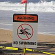 今日の波情報は最高30フィートだそう。明日には50フィートになるとの予報が。ビーチには水泳禁止の札が・・そして立ち入り禁止の黄色いテープが張られています。