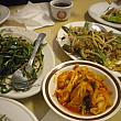ニラの炒め物など。中華と韓国の合作料理。
