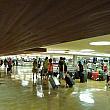 入国審査が終わったらバゲージクレームへ。案外荷物が出てくるのが早いホノルル空港。ビジネスクラスや団体の場合、自分たちよりも先に荷物が出ていることも。