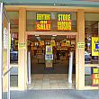 オー・ノー！なんと「CLOSING（閉店）」の文字が。店内のものすべて、本棚やショーケース、ライトなどの設備も売り出されていました。