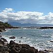 同じオアフ島でも、ホノルル市内とはグッと雰囲気が違うノースショア。今日はププケア・ビーチへやってきました。海沿いの黒い溶岩が、ちょっとハワイ島っぽいですね。