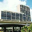 山側のカハラ地区に建つ1968年築のコンドミニアム。ハワイでは売り家もコンドも60年代、70年代築なんてフツーです。