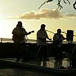 サンセットを背に演奏するローカル・ハワイアンバンド