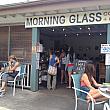 いまホノルルで一番美味しいコーヒーが飲めるといわれているのが、マノア渓谷にある「モーニンググラス・コーヒー＆カフェ」。マノア・マーケットプレイスの横並びにあります。