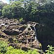 ハワイ語での滝の名称はワイアヌエヌエ。