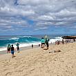 ビーチの端っこは、水際で波がブレイク！オアフ島東部のサンディビーチを思い起こさせます。