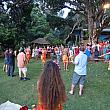 ハワイ一の夜景の名所、タンタラスの丘の頂上付近にある個人の邸宅の敷地内で開催されているのが、こちらの「ザ・ビッグ・カフナ・ルアウ」。ルアウというのは、ハワイ式の宴（うたげ）のこと。現在ではお食事付きのポリネシアン／ハワイアンショーの意味で使われます。