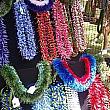 色とりどりのレイはハワイ独特のお花の香りを醸し出します