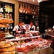 本場ヨーロッパのデリはこんな感じでハム、ソーセージ、チーズ、パンなどの量り売りのお持ち帰りです