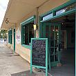 こじゃれたおいしいプレートランチ店やカフェが集まるモンサラット・アベニューに、5月14日（月）グランドオープンしたのが「カフェ・モーレイズ（Cafe Morey's）」。場所は、閉店してしまったジャパニーズイタリアン「ハッピーバレー パスタ＆ピッツア」の跡地。