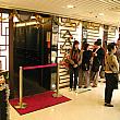 上の「南翔饅頭店」は有名店だけに、香港でも大人気。開店前に列ができています。