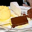 2ラウンド目もやっぱりマンゴー･アイスクリーム。串刺しの茶色いものはチョコレート･ファウンテンでチョコを浴びたパイナップルの切り身。