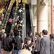 MTR銅鑼湾駅A出口から地上に上がるとタイムズ・スクエアの広場に出てきます。