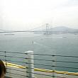高速道路にて一路深圳へ。海を渡る橋よりの香港ならではの風景です。（素晴らしー）