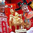 当日は香港の人気明星「ツインズ」が歌を歌い、会場ではスポンサーの「金至尊」から送られた金の人形も飾られる予定です。