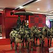 中国の兵馬傭の複製が突如ショッピングセンター内に出現。