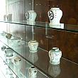 2階建ての18世紀後半のコロニアル式建物の中には、宗教芸術品や、アジア、ヨーロッパ各地から集められた陶磁器が陳列されています。
