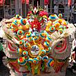 香港では旧正月や廟などのお祭り、お店の開店など、獅子舞を見かける機会もよくあります。