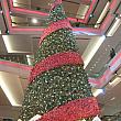 吹き抜けに大きく伸びたタケノコのように伸びるクリスマスツリー。フェスティバルウォークならではの大きさです。