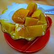 涼粉が苦手なら、マンゴーやフルーツのデザートがおすすめ。これはマンゴーと甘い河粉（麺屋さんの河粉ではありません?）の組み合わせ。自然な甘みは病みつきになります♪