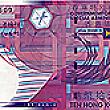 １０ドル－緑色タイプの古い紙幣と　紙質も斬新で破れにくいプラスチック素材の新しい紙幣（紫色の印刷）使われています。