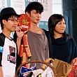 抽選で選ばれたファンの男の子が、3月27日に開催されるコンサートの成功を祈願して、縁起物の爆竹をプレゼント。