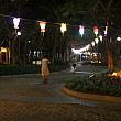 夜になると、色とりどりのランタンが公園を照らします。