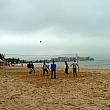 こんな日は砂浜でビーチバレーを楽しむ若者たち。