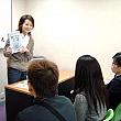 仕事帰りに日本語教室で勉強をする香港人たち