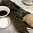 日本と同様、笹の葉で包まれた香港の粽。醤油や砂糖をつけて食べます。