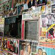 四角い窓口以外は、有名人との記念写真や掲載された雑誌の記事などがぎっしり張られています。