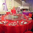 赤いテーブルは新郎新婦両家の席で、日本と違ってひな壇の一番近くにあります。