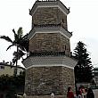 郊外の駅前にぽつんと佇む古い塔「聚星樓」。六角形の青レンガ作り、高さは約13メートルです。