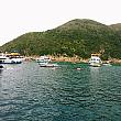 ビーチ近くで船を泊め、海で遊んだり、船で日光浴をしたり。香港の若者に人気の休日の過ごし方です。