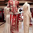 赤いチャイナドレスは、中国の伝統的な花嫁衣裳です。鮮やかですね。