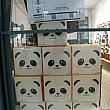 これはこの間この場所で展示されていた紙製パンダとのコラボかな？こんなカワイイ中国茶のパッケージはまず見かけませんね。