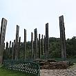 ここにある全部で38本の木柱には般若心経がかかれており、それらの柱は8の字（無限）に山の下から上へと配置されています。