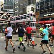 これはゴール近くのコーズウェイベイで応援をした時の写真。香港のエネルギッシュな街中の車道を走りぬけるなんて普段はできないことですから、マラソンが好きな方には面白いコースなのだそう・・・。（ナビには無理～！景色を見る余裕なんて絶対ないです。）